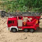 ماشین کنترلی آتش نشانی آب پاش مدل fire truck
